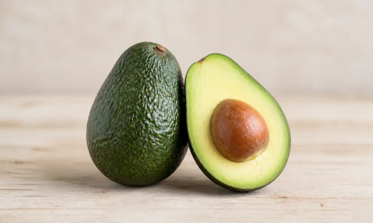 Avocat : un aliment souvent cité pour soutenir les cheveux