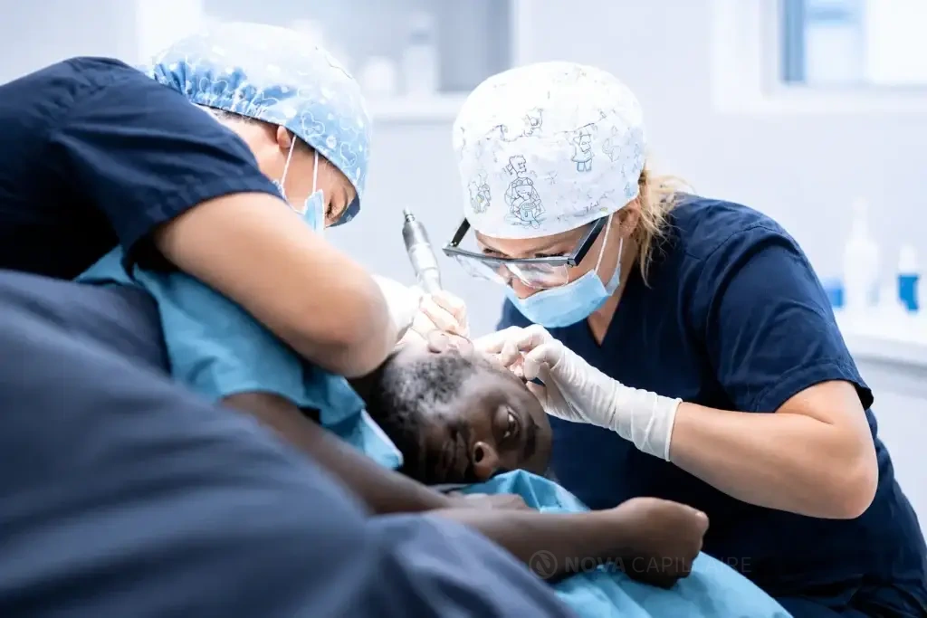 L’équipe NOVA Capillaire pendant une intervention auprès d’un patient afro