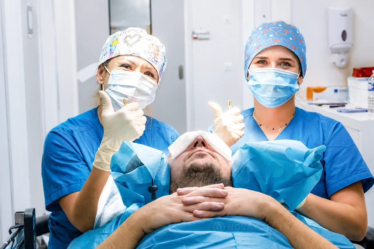 Deux membres de l’équipe aux côtés du patient.