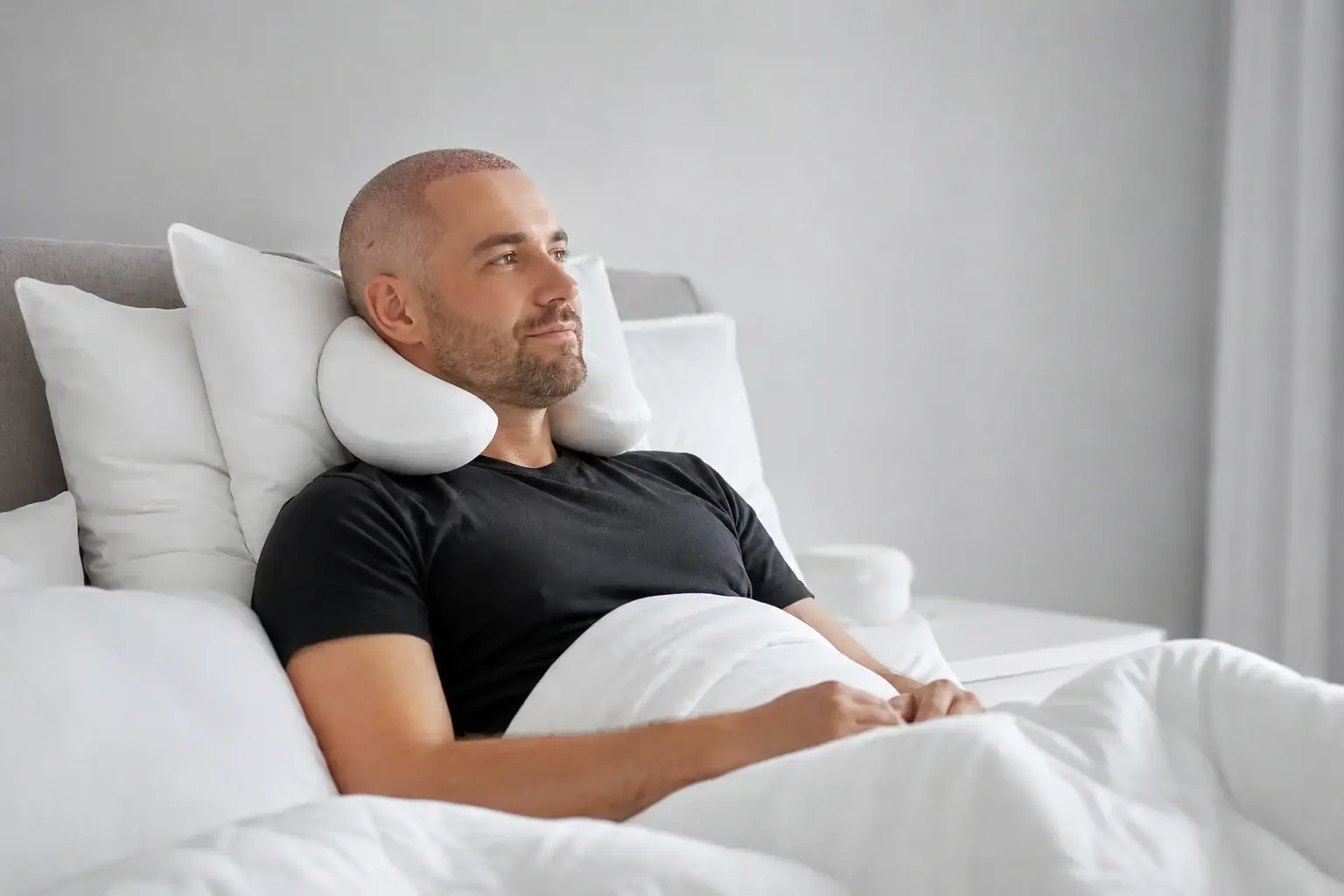 Position semi-assise recommandée pour dormir après une greffe de cheveux